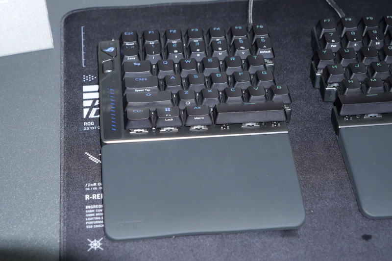 奥のUSBケーブルを外し左側だけ利用することでゲームプレイ環境を高められる