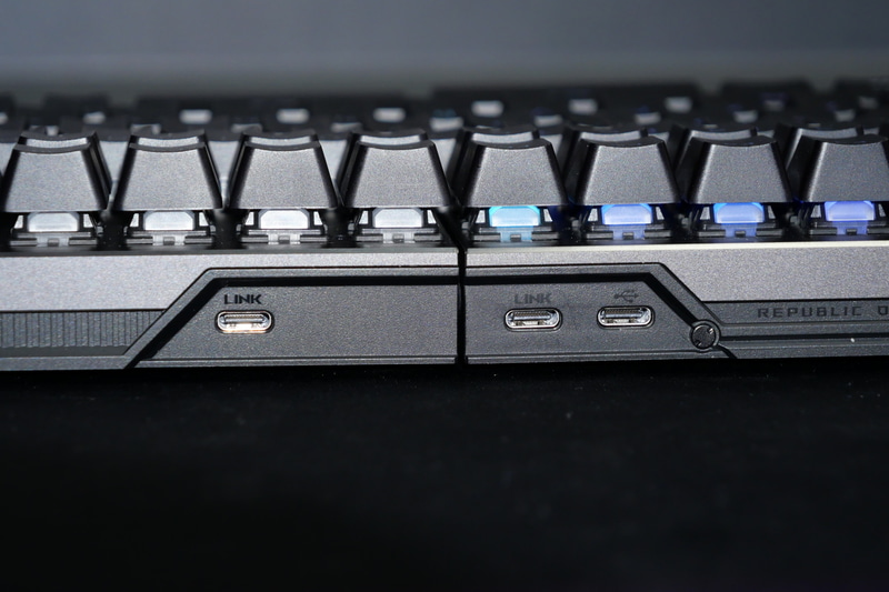 左右同時に利用するには、合体分割問わず、奥のLINKポートをUSBケーブルで接続する必要がある