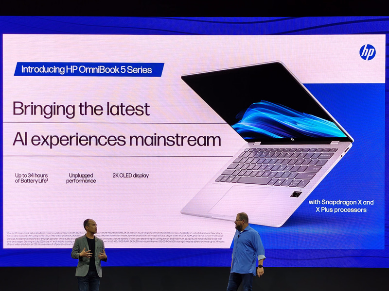 HP パーソナルシステムズ事業本部長 アレックス・チョー氏(左)はHP OmniBook 5シリーズを発表