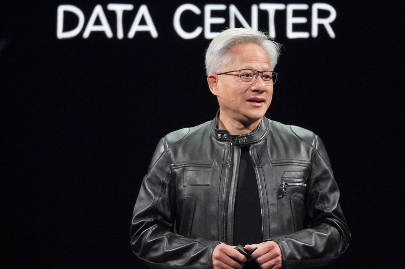 データセンターについて説明するNVIDIA CEO ジェンスン・フアン氏