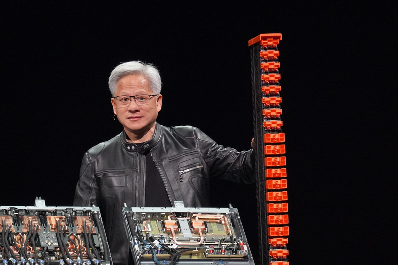 NVLink Switchのソルバーを見せるフアン氏、半導体に留まらずこうしたデータセンター向けの各種ソリューションを持っていることがNVIDIAの強みになっている