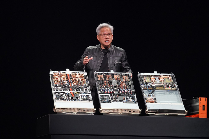 GB200、GB300、NVLink Switchのサーバーを紹介するフアン氏