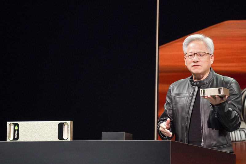 DGX Station(左)とフアン氏が手に持つDGX Spark