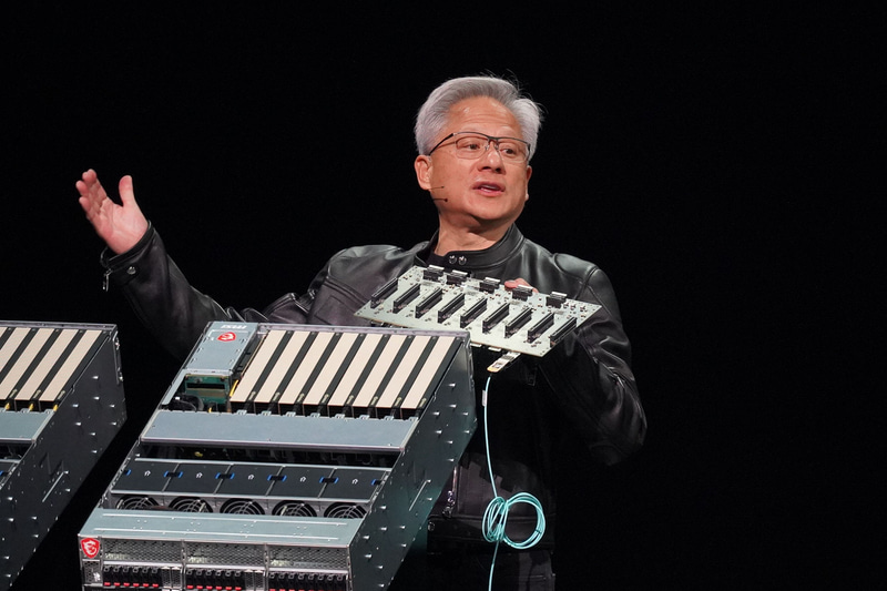 RTX Pro Serverの基板、PCI Expressの1レーンごとにネットワークポートがついている