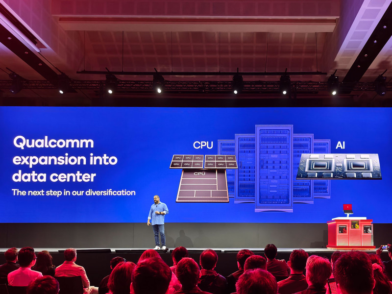 記者の質問に答えるアーモン氏