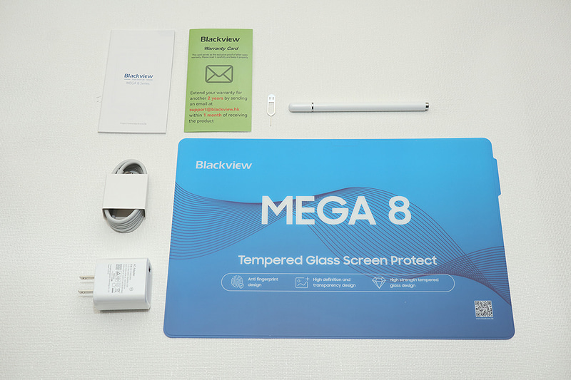 ガラス保護フィルムやタッチペンまで付属するのは面白い