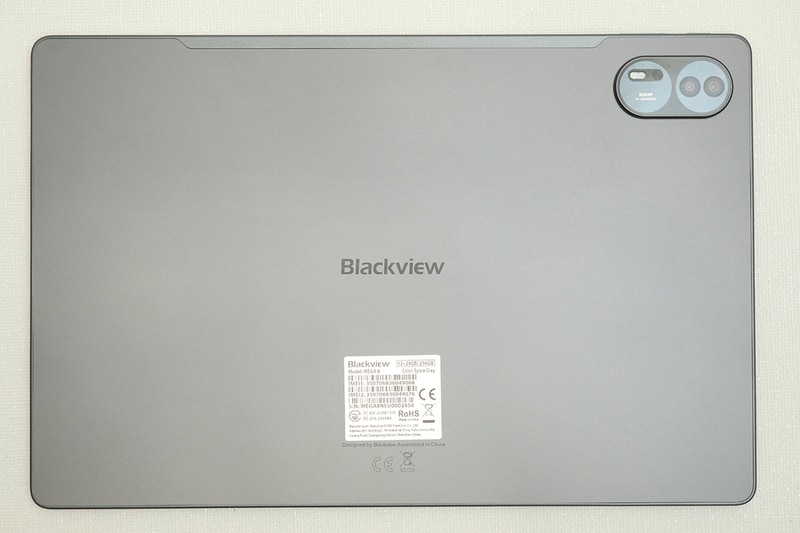 カバーを外したところ。安いタブレットとしての質感はまずまずだ