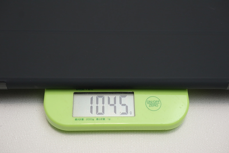 ケース装着時の重量は1,045gと、薄型ノートPC並みだ