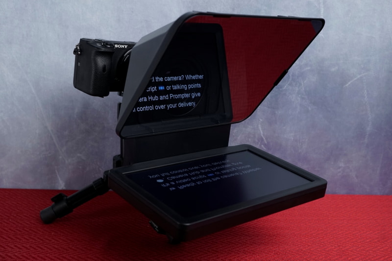 台座部分に内蔵されたモニターにテキストが映し出され、それがハーフミラーに反射して映し出される