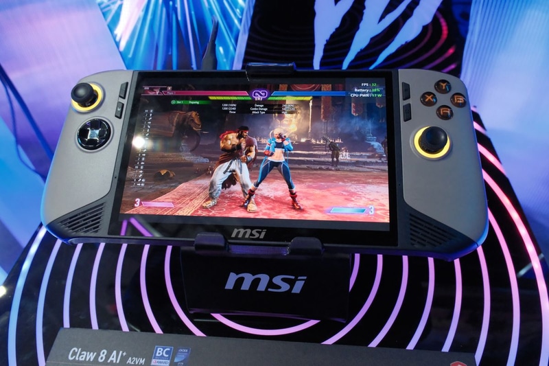 こちらはCore Ultra 7 258V搭載の現行モデル「Claw 8 AI+」。見比べるとややボディデザインも変わっている。