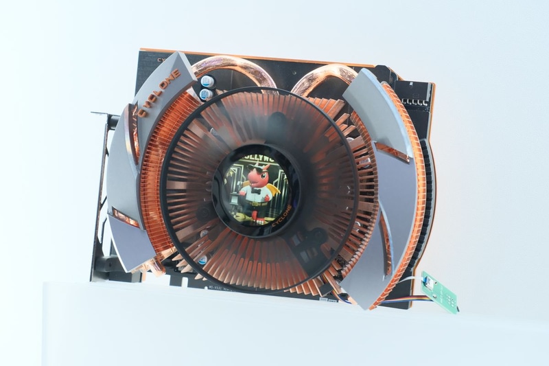 GeForce RTX 5070 12G CYCLONE VISUAL OC。中央にはディスプレイも搭載