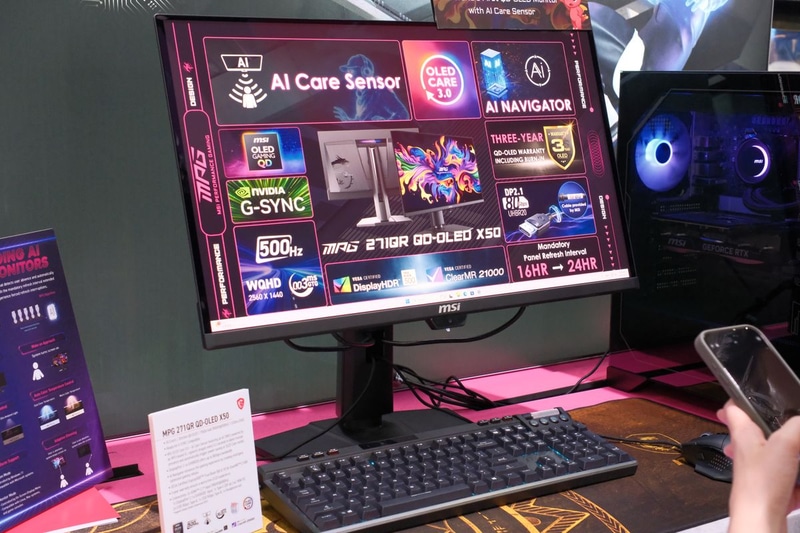 画面の前に人がいないときには表示をオフにするなど、人感センサーなどによる画面保護機能も強化した「271QR QD-OLED X50」。WQHD(2,560×1,440ドット)/500Hz対応