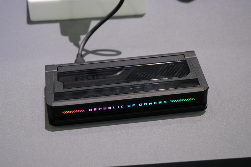 ドック上部はスタンドとなっている。閉じた状態では通常のUSBドックといった印象