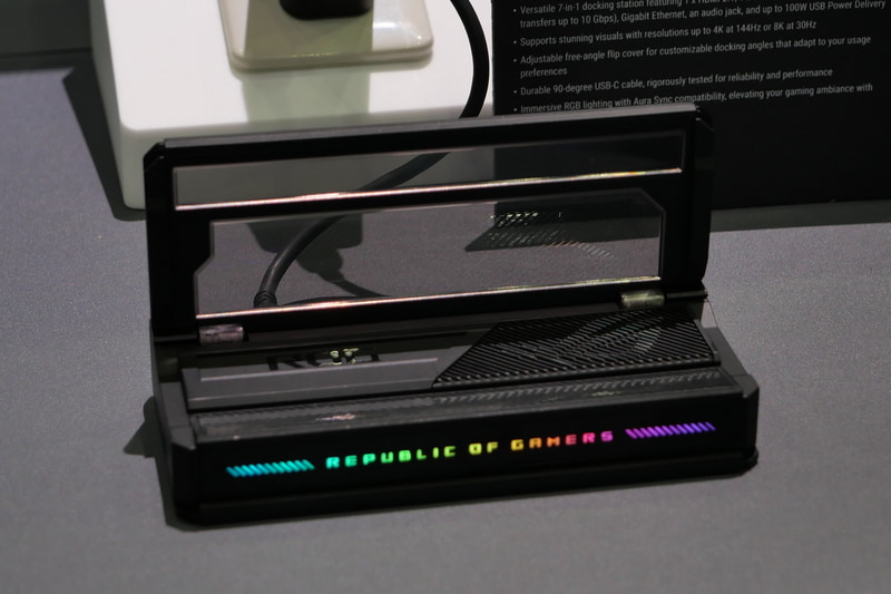 スタンドを開くと、ROG AllyなどのポータブルゲーミングPCのスタンドとして利用できる