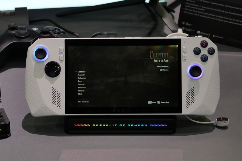 このように、ROG Allyにベストフィット。ドック正面にはAura Sync対応のLEDイルミネーションも備える