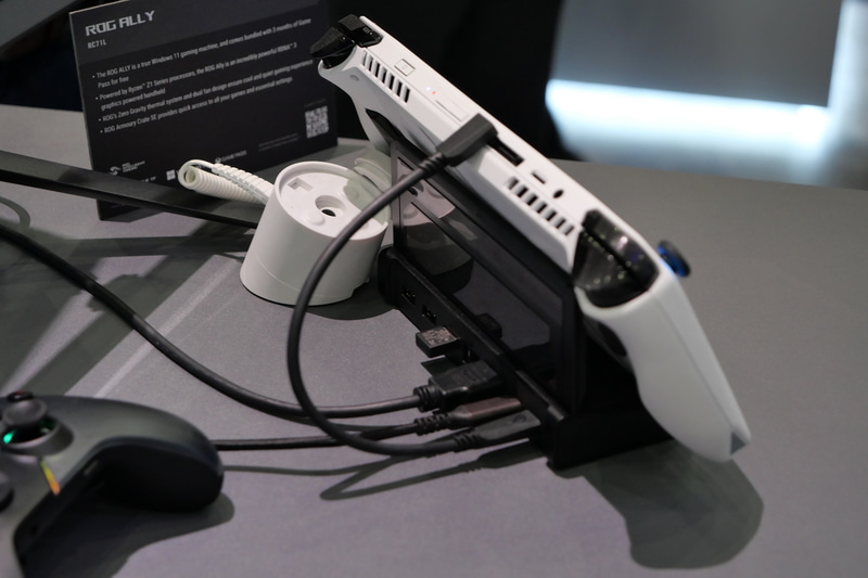 USB Type-Cは最大100WのUSB PD出力対応。ドックのUSB Type-CにUSB PD ACアダプタを接続することで、ROG Allyなどの接続機器に電力を供給しつつ利用できる