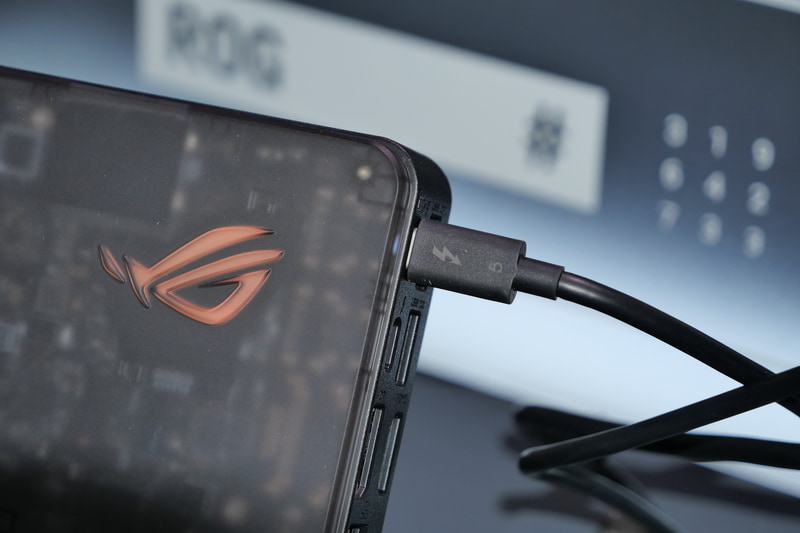 内蔵GPUの性能を高レベルで引き出せるよう、PCとの接続インターフェイスとしてThunderbolt 5を採用