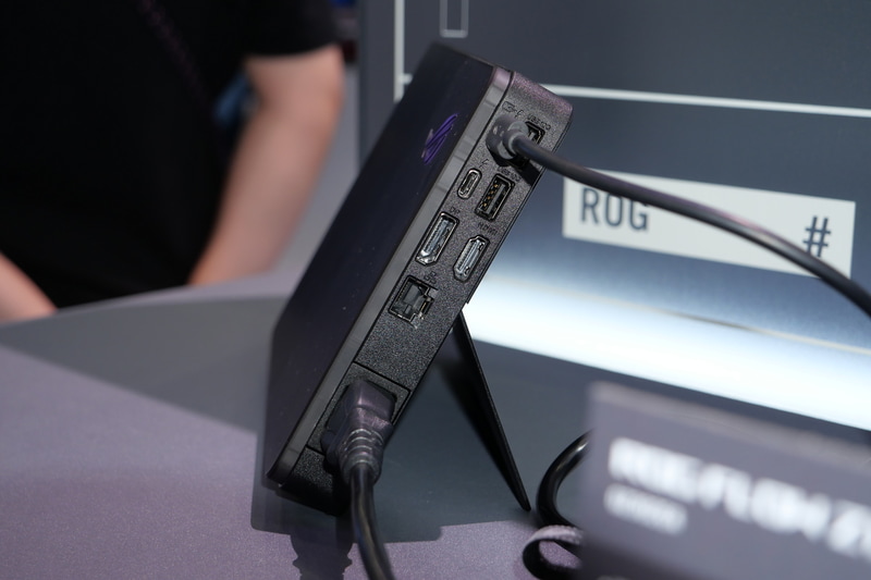 右側面には、Thunderbolt 5 2基、HDMI 2.1、Display Port 2.1、Gigabit Ethernet、USB 3.2 Gen 2 2基の各ポートを用意。電源は内蔵する