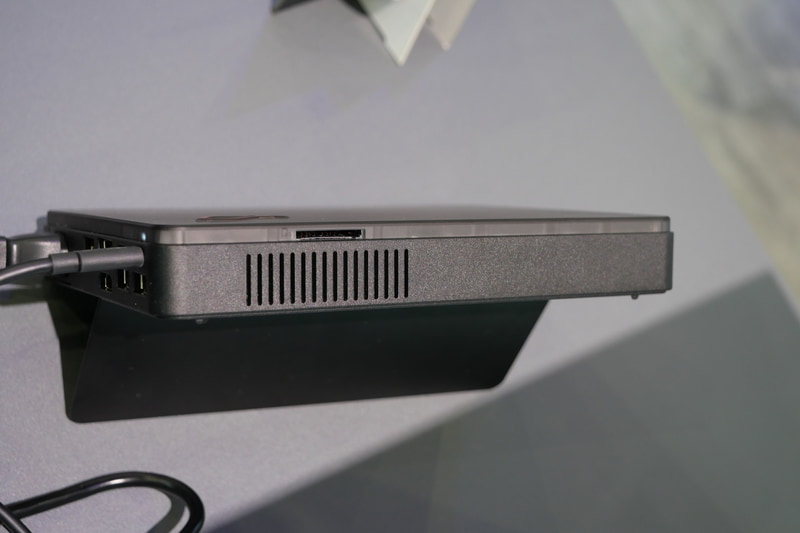 上部にSDカードスロットを配置