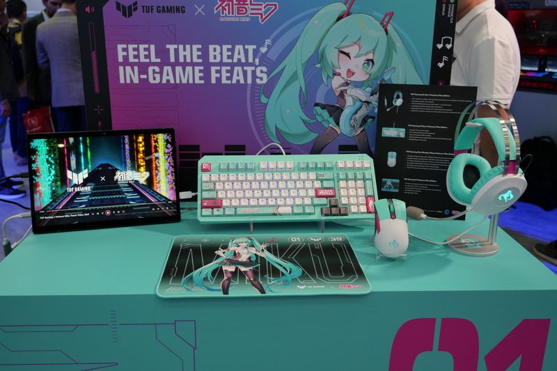 初音ミクコラボのキーボード、マウス、マウスパッド、ヘッドセットを展示。日本では6月中旬の発売を予定しており、日本以外でも発売する