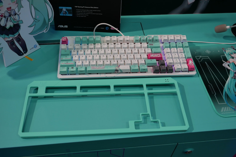 既存のTUF Gaming K3 Gen IIをベースに、オリジナルのカラーリングやデザインのカバー、キートップを装着している