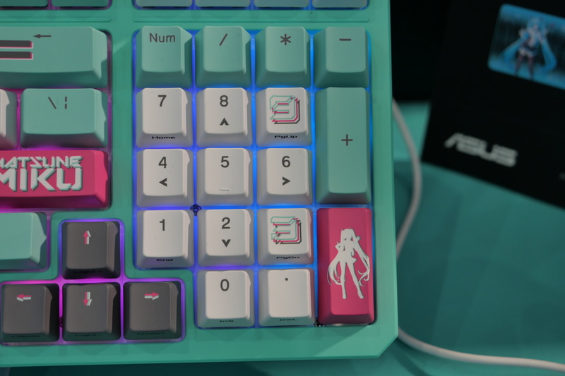 テンキーは、3と9にオリジナルデザインを採用。Enterキーには初音ミクのシルエットが施されている