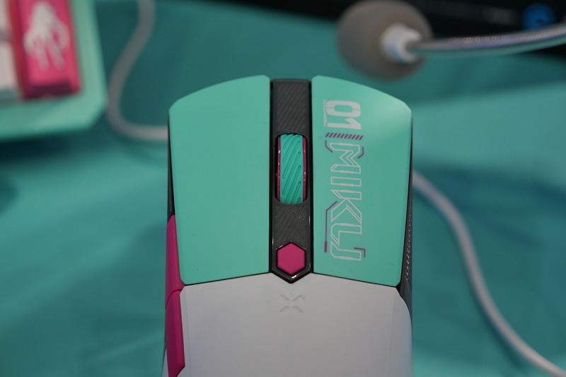 クリックボタンとホイールにターコイズブルーを採用しオリジナルデザインも施されている