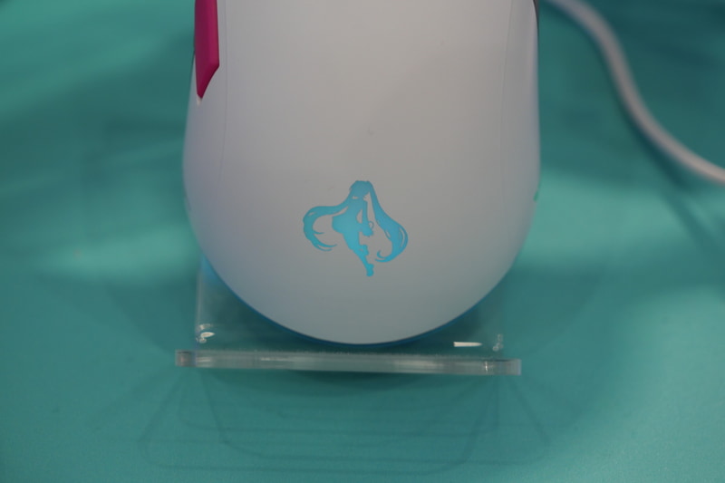 手前に初音ミクのシルエットのイルミネーション