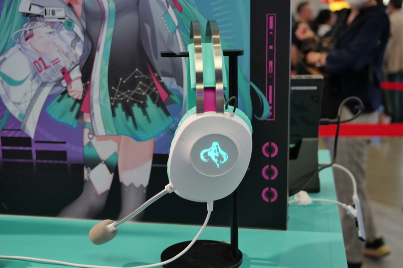 左耳側に初音ミクのシルエットのイルミネーション