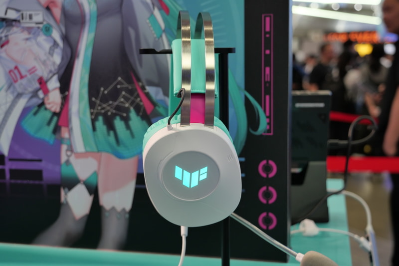 右耳側はTUF Gamingのロゴのイルミネーション