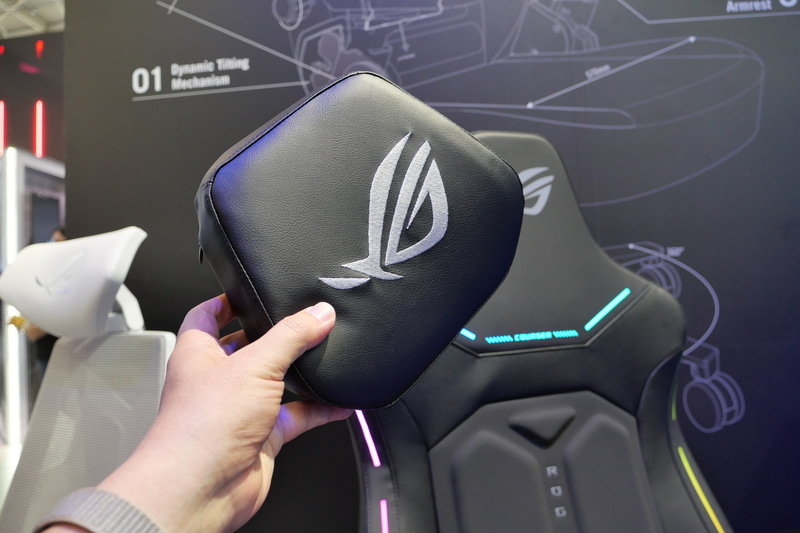 ヘッドレストはマグネット装着のため、簡単に着脱できる