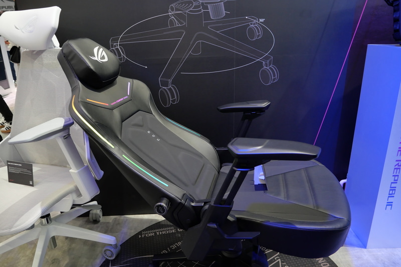 リクライニング角度は90～155度。「Dynamic Synchronized  Reclining system」により、リクライニング時に背中が過度に伸びる感覚がなく、快適に利用できる