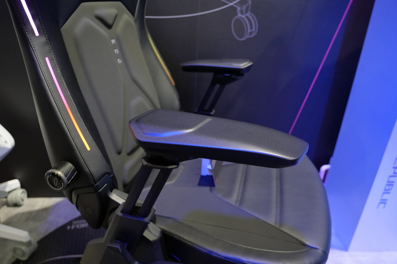 360°4Dアームレストは自在に角度を調整可能