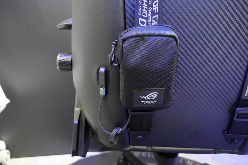 LEDイルミネーションは背面USBポートにポータブルバッテリを接続することで発光