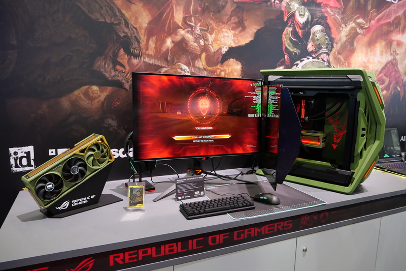 DOOM: The Dark Agesコラボレーションビデオカード「ROG Astral GeForce RTX 5080 DOOM Edition」や、オリジナルデザインPCも展示していた