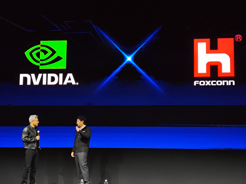 Hon Haiの基調講演に登壇したNVIDIA CEO ジェンスン・フアン氏(左)とHon Hai Technology Group(Foxconn)会長 ヤン・リュー氏(右)