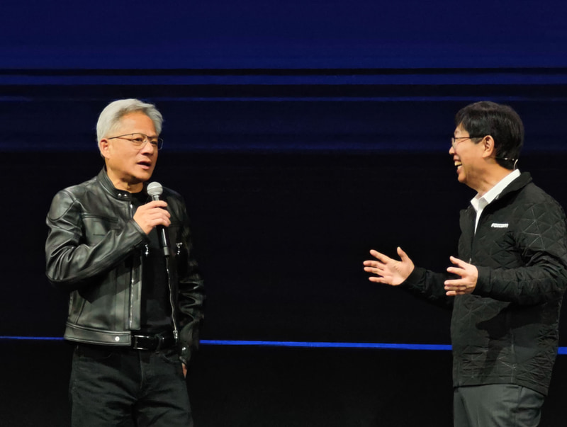 NVIDIA CEO ジェンスン・フアン氏とHon Hai Technology Group(Foxconn)会長 ヤン・リュー氏(右)