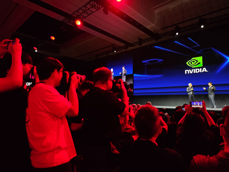 フアン氏が登場すると、ファン氏の追っかけの人(またの名をメディア関係者)が前に来てすごいことに……