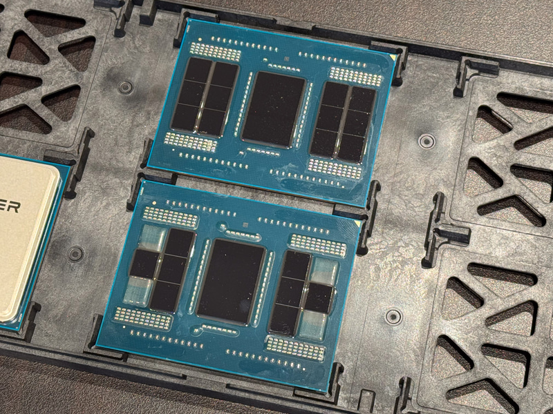 Shimada PeakことRyzen Threadripper PRO 9000シリーズ、上が96コアの9995WXと下が64コアの9980X、いずれも本来はついているヒートスプレッダを外したところ