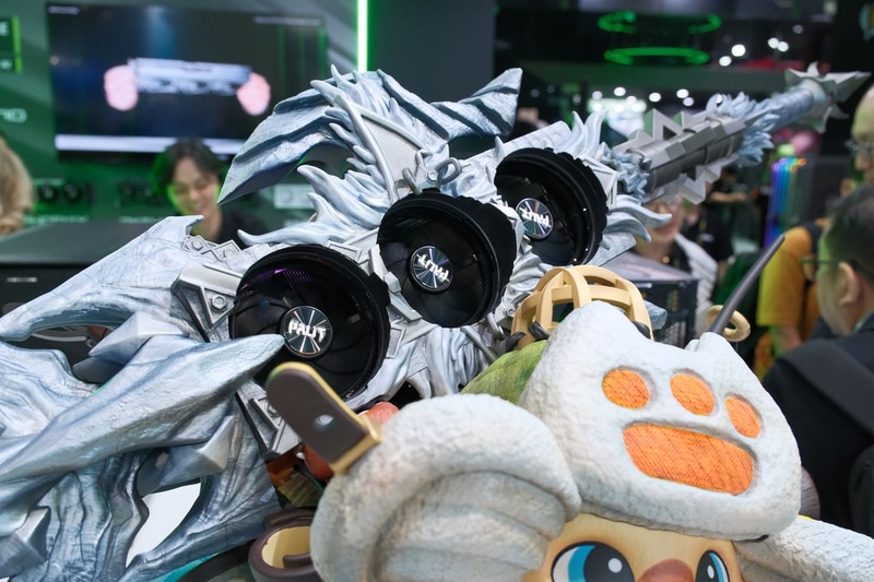 アイルーの持つ武器の部分にビデオカードが収まっている