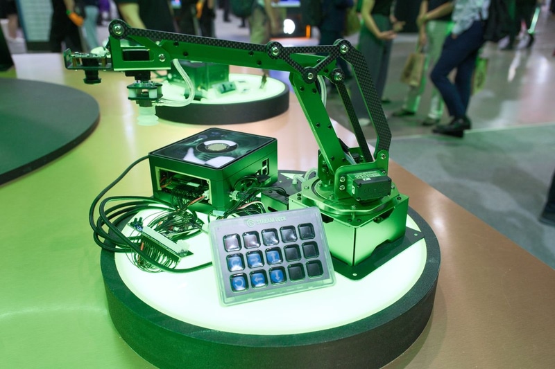 ロボットアームやStream Deckとの組み合わせ