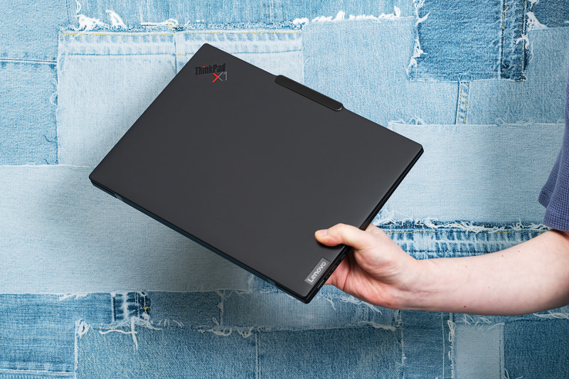 ThinkPad X1 Carbonシリーズとして初めて1kgを切る軽さを実現。片手でも軽々持てるのはうれしい