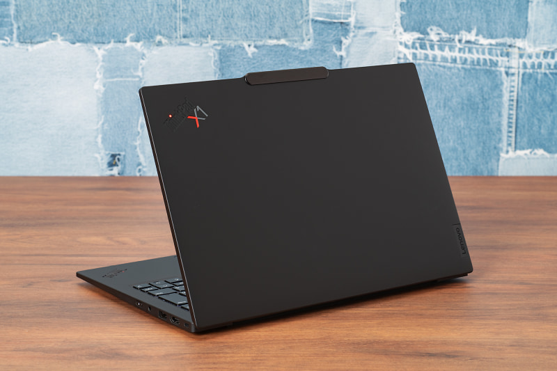 フラットで直線的なボディとマットブラックの塗装で、一目でThinkPadと分かるデザインは、ビジネスシーンでも違和感がない