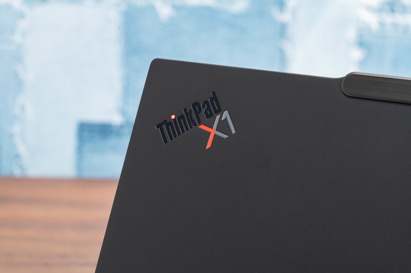 フラットで直線的なボディとマットブラックの塗装で、一目でThinkPadと分かるデザインは、ビジネスシーンでも違和感がない