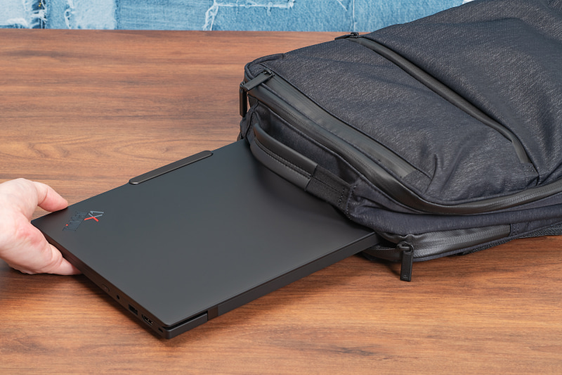 サイズは14型モバイルPCとして十分にコンパクト。ThinkPadシリーズの優れた堅牢性もあり、安心して持ち運べる