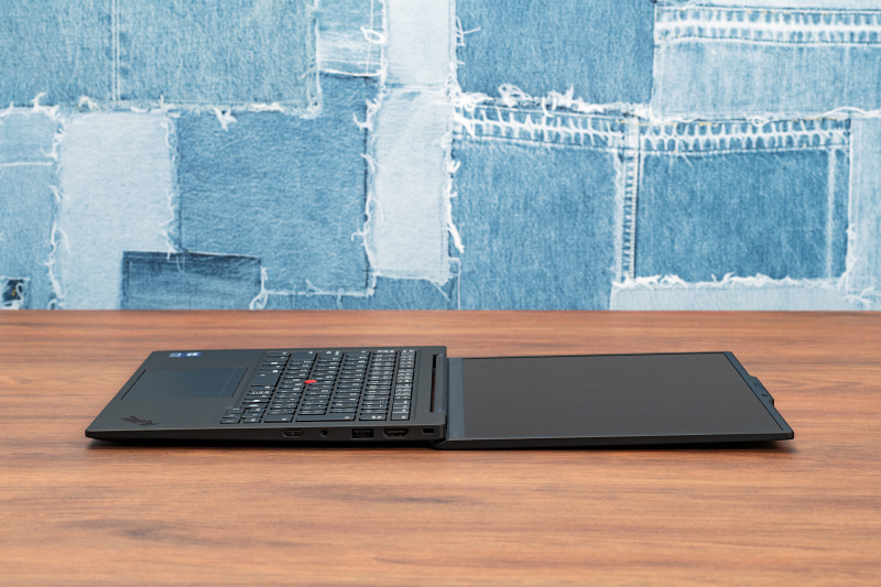 ディスプレイは180度水平まで開くので、対面プレゼン時などに便利だ