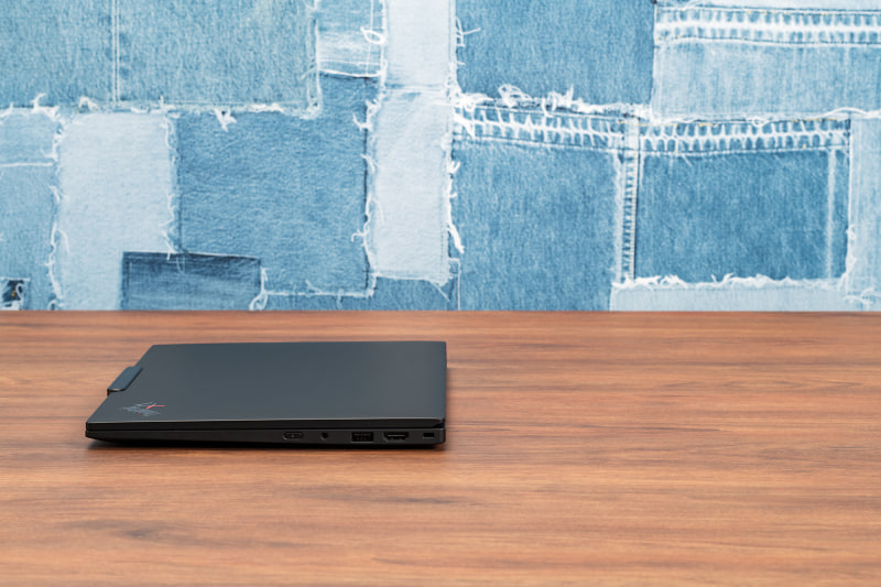 ディスプレイは180度水平まで開くので、対面プレゼン時などに便利だ