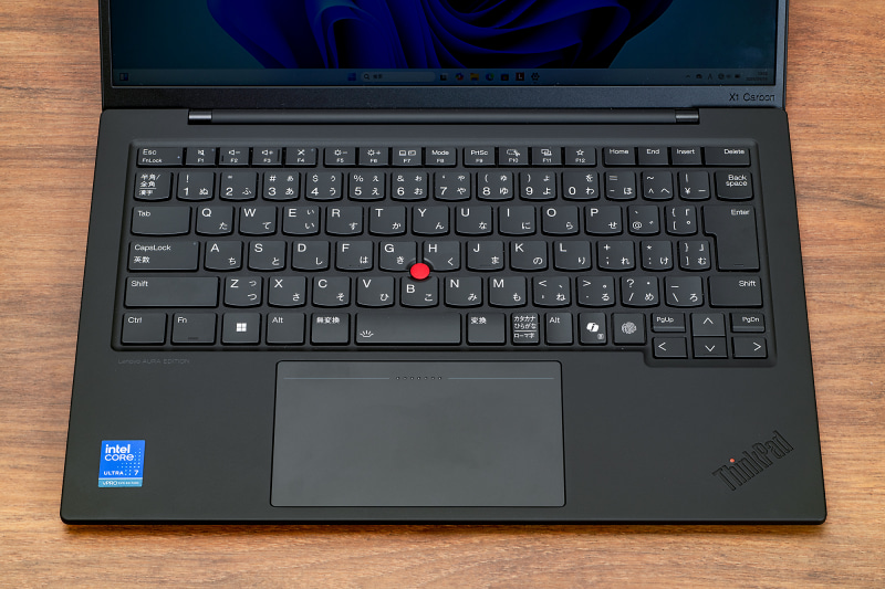 標準的な日本語配列のキーボードは、主要キーが19mmフルピッチでストロークも約1.8mmと深く、非常に扱いやすい