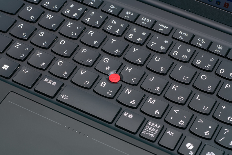 ThinkPadシリーズおなじみの、スティックタイプのポインティングデバイス「TrackPoint」を搭載。ホームポジションから手を移動させずカーソル操作が可能で、慣れれば非常に便利に扱える