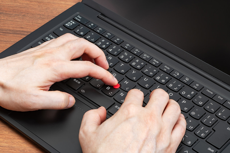 ThinkPadシリーズおなじみの、スティックタイプのポインティングデバイス「TrackPoint」を搭載。ホームポジションから手を移動させずカーソル操作が可能で、慣れれば非常に便利に扱える